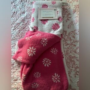 Cupcakes and Cashmere daisy oversized reversible throw